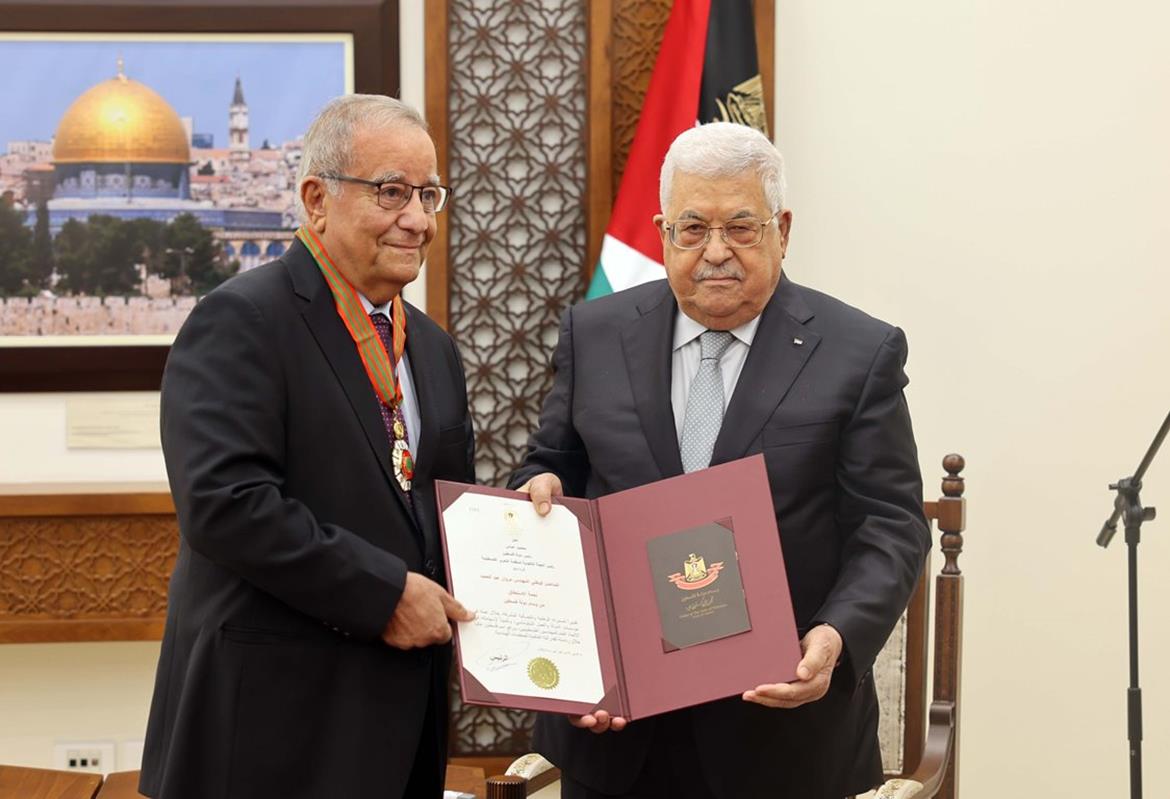 الرئيس محمود عباس خلال تقليده المناضل الوطني مروان عبد الحميد نجمة الاستحقاق من وسام دولة فلسطين (تصوير: ثائر غنايم)